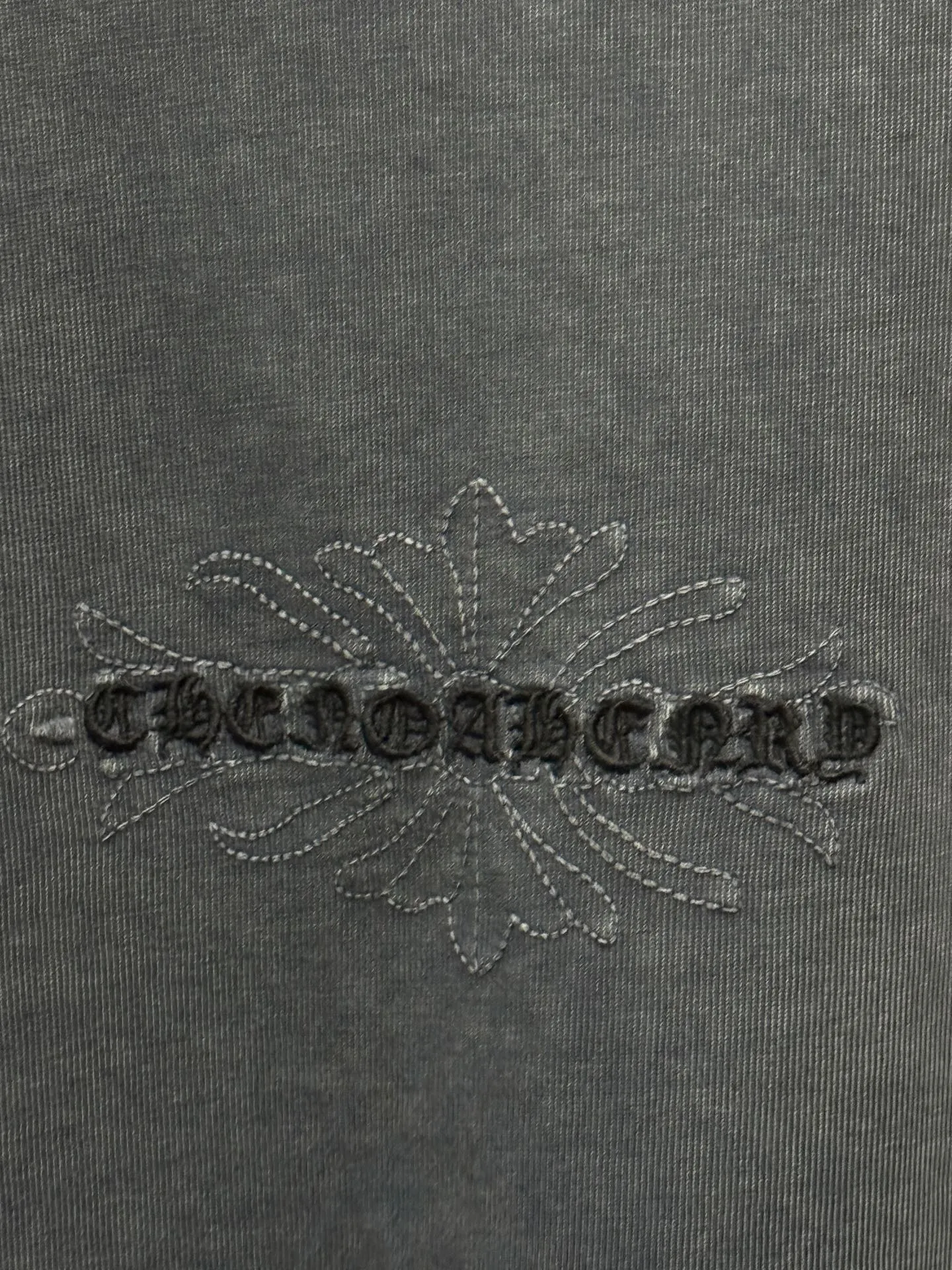 P230 top version, real shot without P, ​​different from market currency) 𝗖𝗵𝗿𝗼𝗺𝗲 𝗛𝗲𝗮𝗿𝘁𝘀/Cro Heart 2026 Spring New Original Single Counter American Washed 3D Three-dimensional Embroidered Couple Short Sleeves 👑The highest version! Customized fabric 320 grams, washed and fried. Best-selling model at the counter. Very comfortable to wear. Accessories: Original molded and authenticated collar label➕100% silk wash label. Genuine purchase-grade original hangtag➕matching hanging rope➕3D hanging beads➕original packaging bag. Craftsmanship: The original version has consistent wiring! The highest version of the armhole matching technique! Color: Gray Size: S M L XL Style No.: 6605
